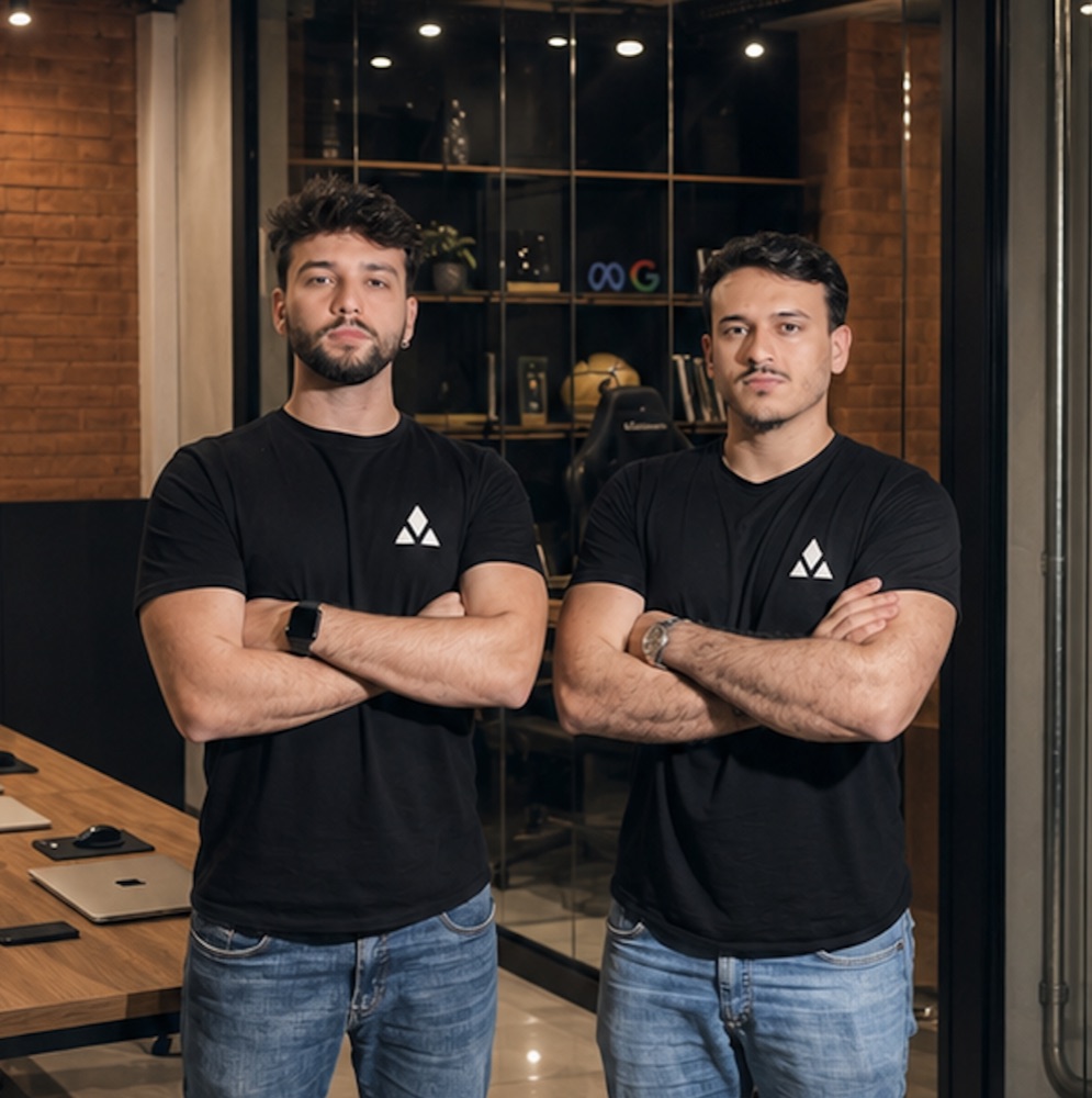 Pedro Augusto e João Lucato, fundadores da Avora AI, no escritório onde a empresa começou